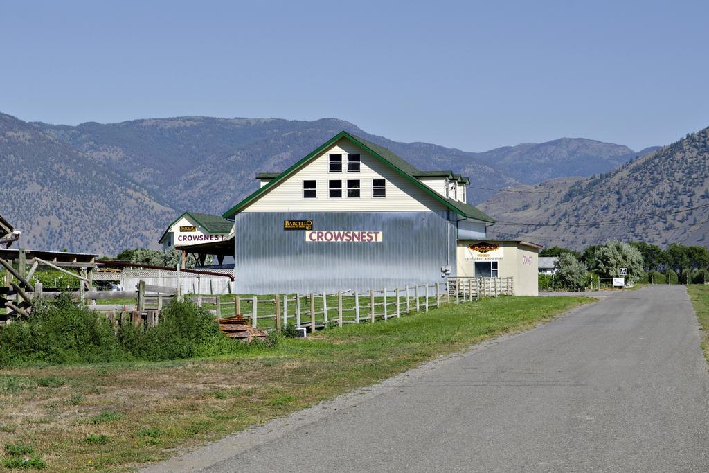 Crowsnest Vineyards Guesthouse Keremeos Exterior photo