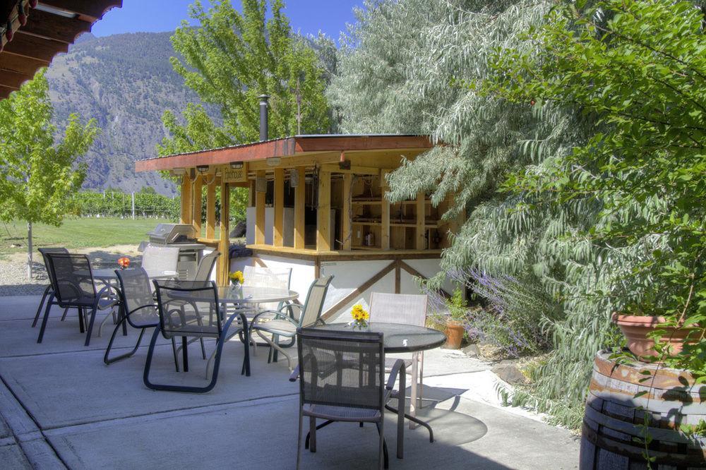 Crowsnest Vineyards Guesthouse Keremeos Exterior photo